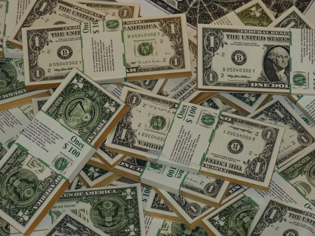 Piles de billets de dollar pour illustrer l'impression de monnaie par la FED