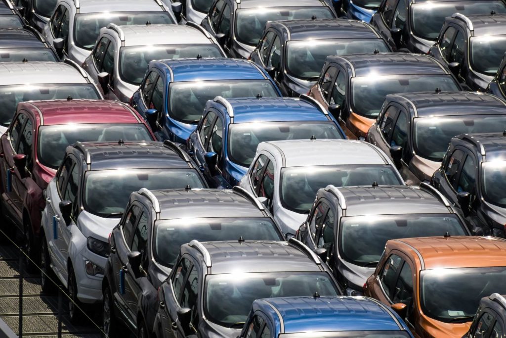 Parking voitures neuves à vendre après la chute du marché automobile européen