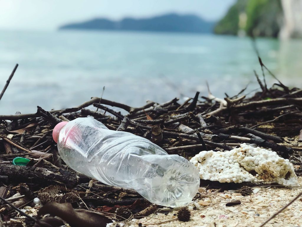 Le plastique envahit les plages du monde entier. Jusqu'à former des gyres, un continent de plastique.