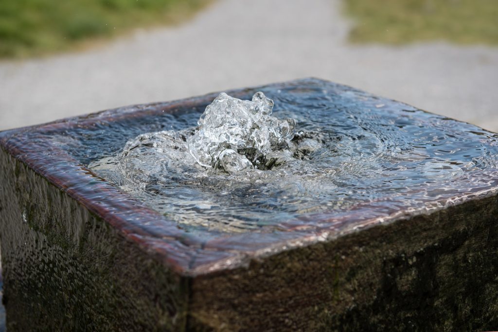 une fontaine avec de l'eau
