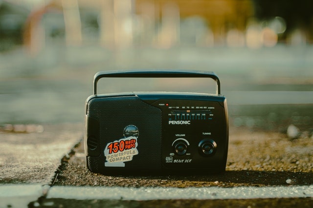 Photo d'une radio à piles utile en cas de coupure de courant. 