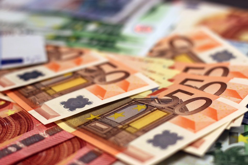 Billets de banque en euros, symbole du soutien des banques pour les entreprises pendant la crise du COVID