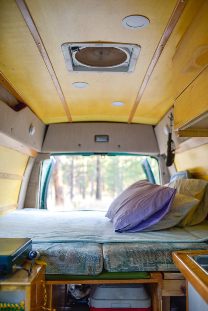 Intérieur d'un van dans lequel on peut dormir.