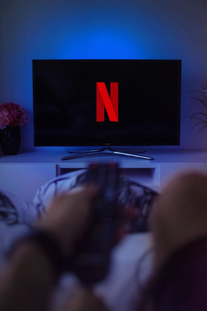 Photo d'une personne regardant Netflix, une activité à faire lors du challenge un mois sans dépenser.