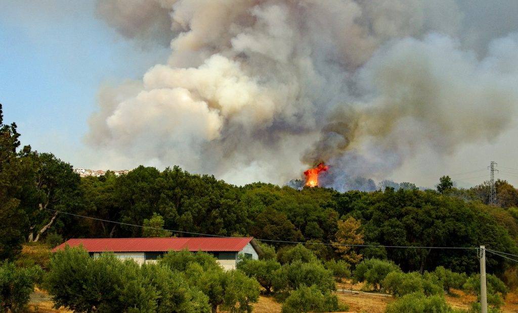 Incendie proche d'un environnement habité, risque qui obligerait à évacuer sa maison en urgence.