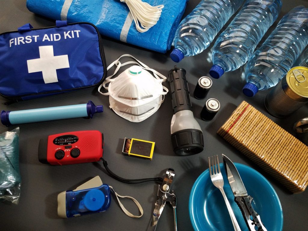 Kit de survie et trousse médicale, essentiel en cas d'évacuation d'urgence