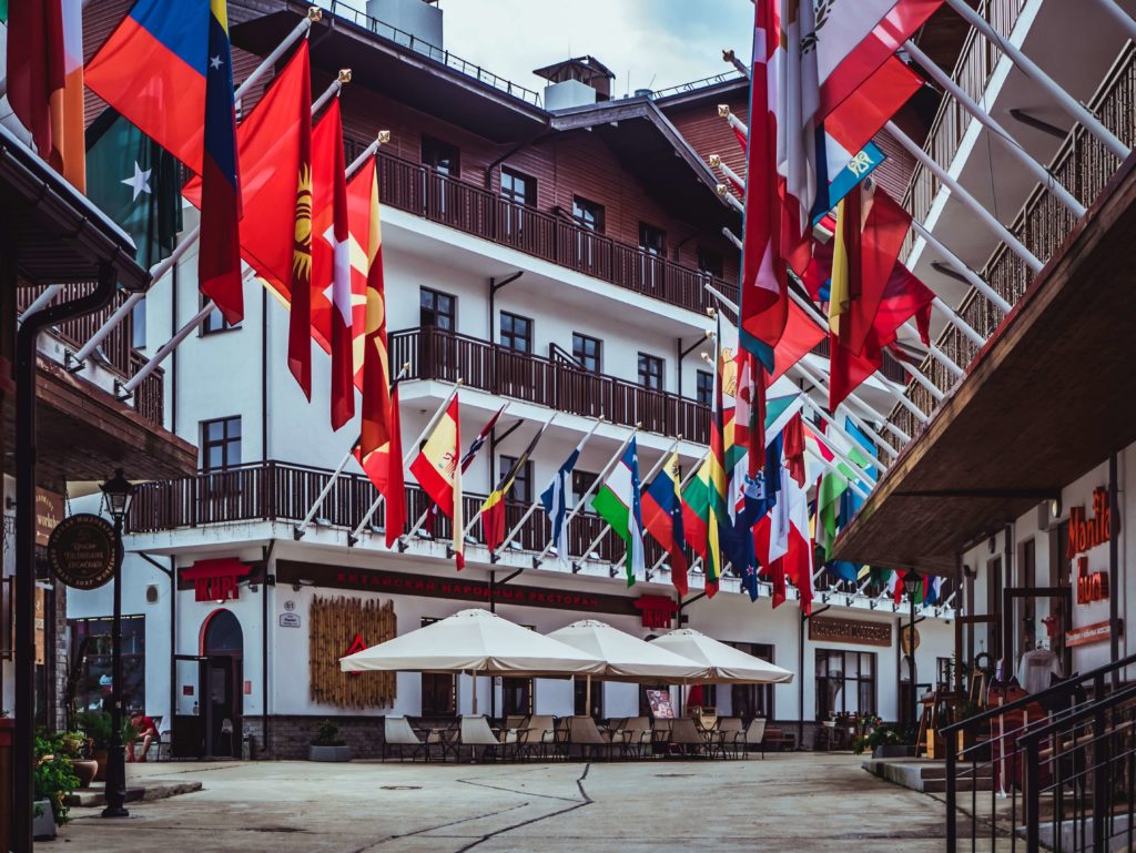 Photo de drapeaux du monde entier dans une rue