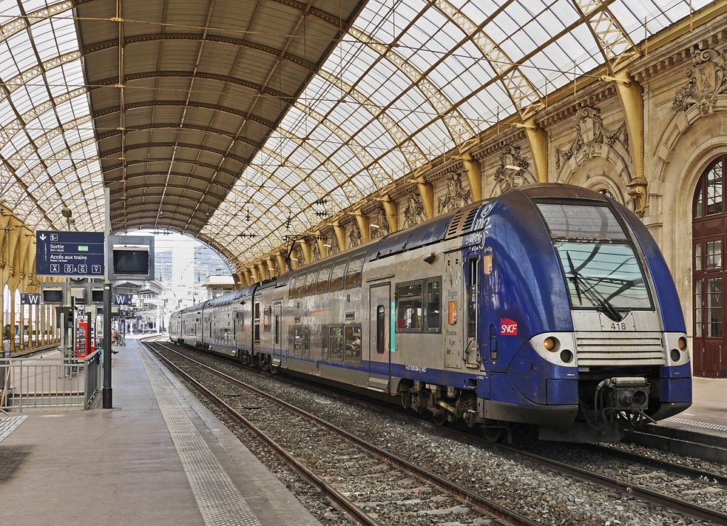Train SNCF dans une gare du sud de la France