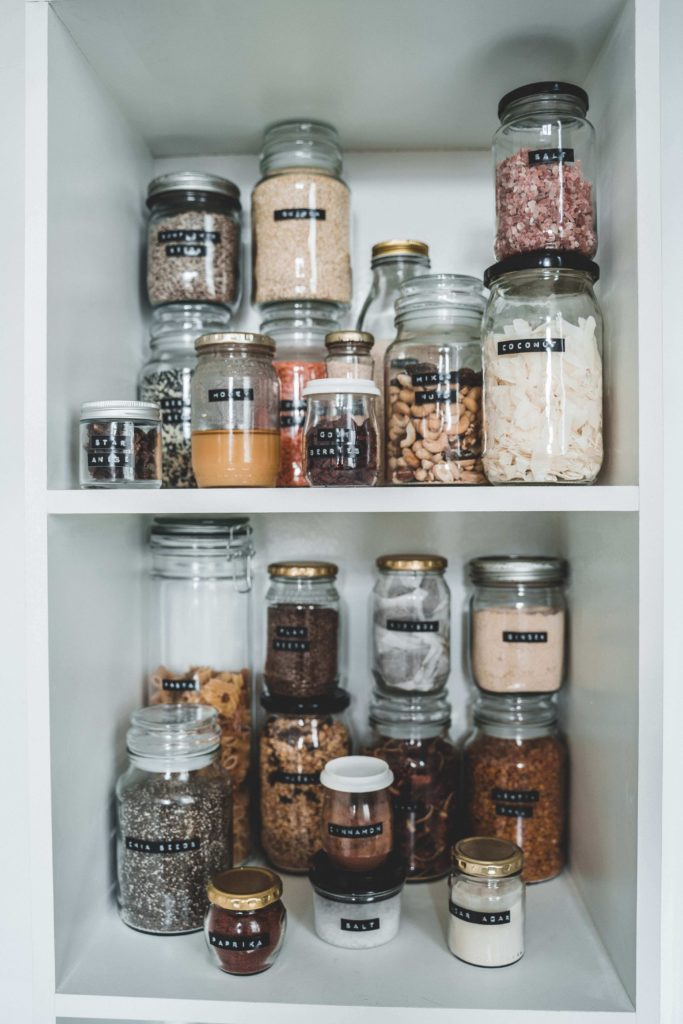 Photo d'une étagère d'aliments en pots, pour votre cuisine écologique