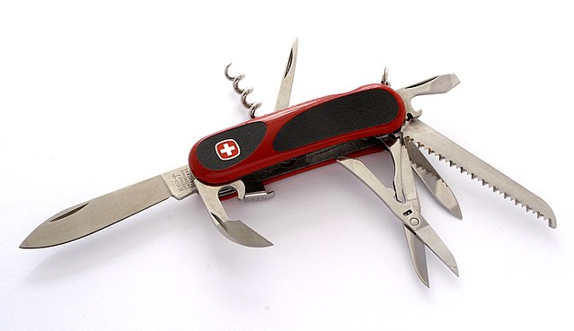 Image représentant un couteau suisse et ses multiples fonctions.