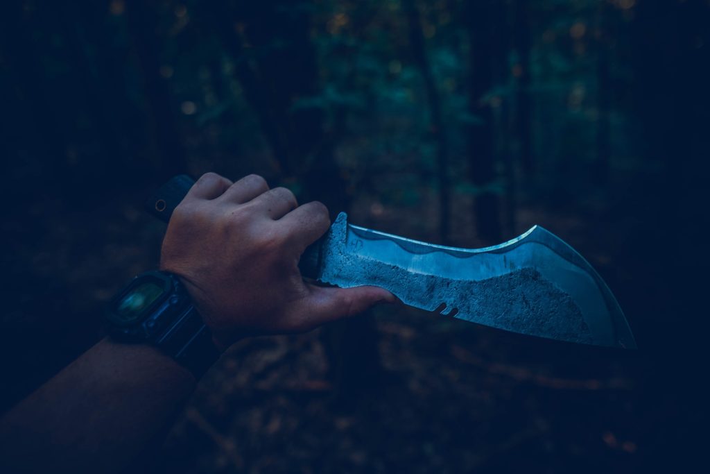 Couteau de survie utilisé dans les bois