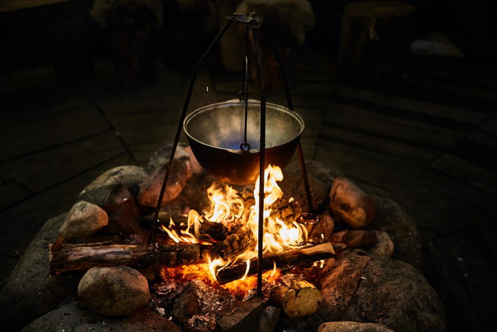 faire cuire de la nourriture en camping sur un feu de camp