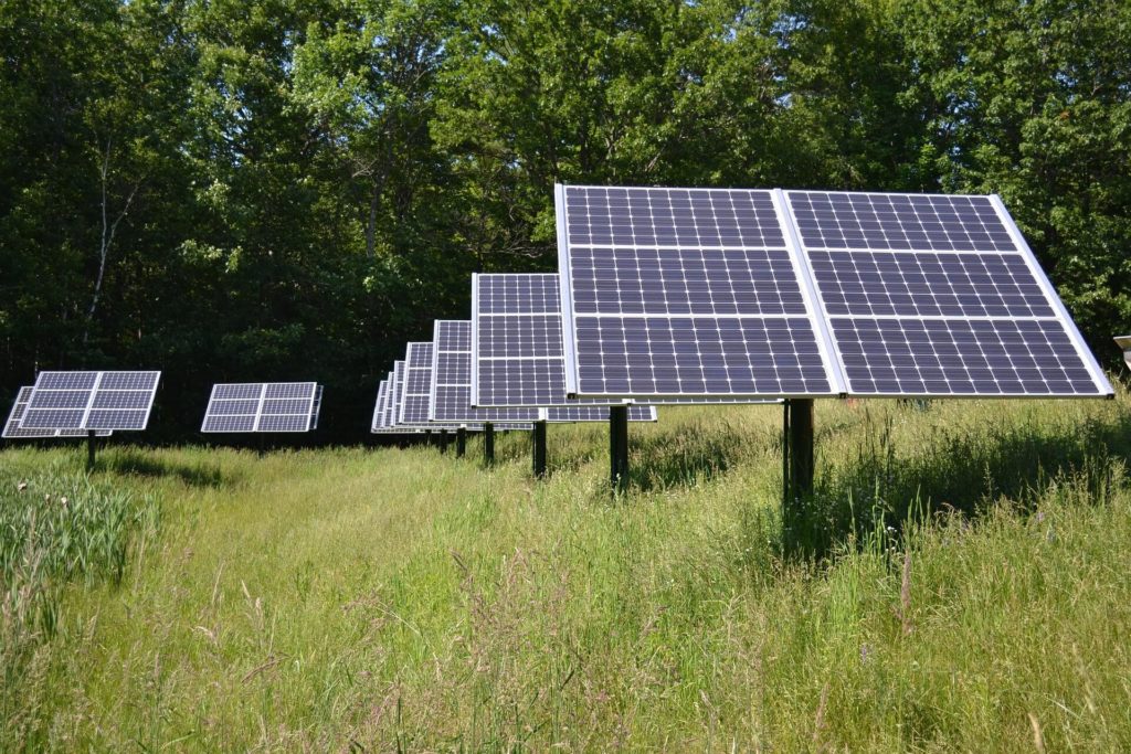 Panneaux solaires dans un champs, une des meilleures énergies alternatives et renouvelables